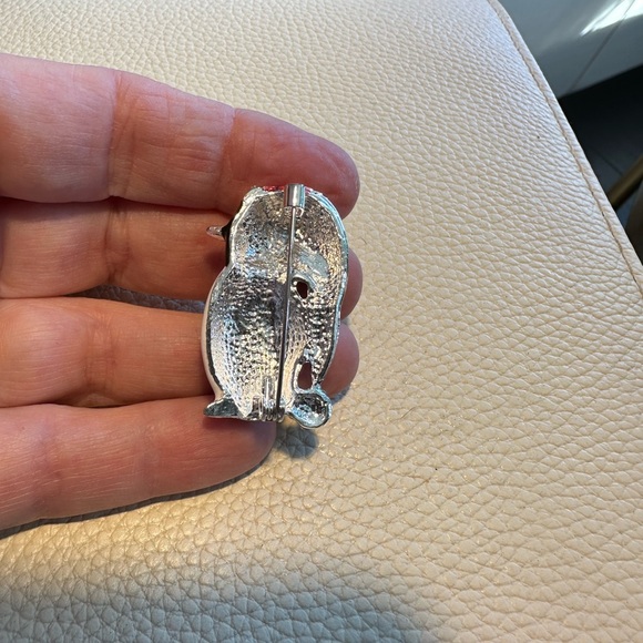 Crystal eye penguin Winter enamel pin Christmas ✨BRAND-NEW✨• Tarnish, Rust & Fad - Picture 3 of 5